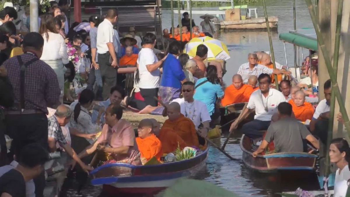 นครปฐม...!! จัดประเพณีตักบาตร ท้องน้ำคลองมหาสวัสดิ์ ในวันลอยกระทง