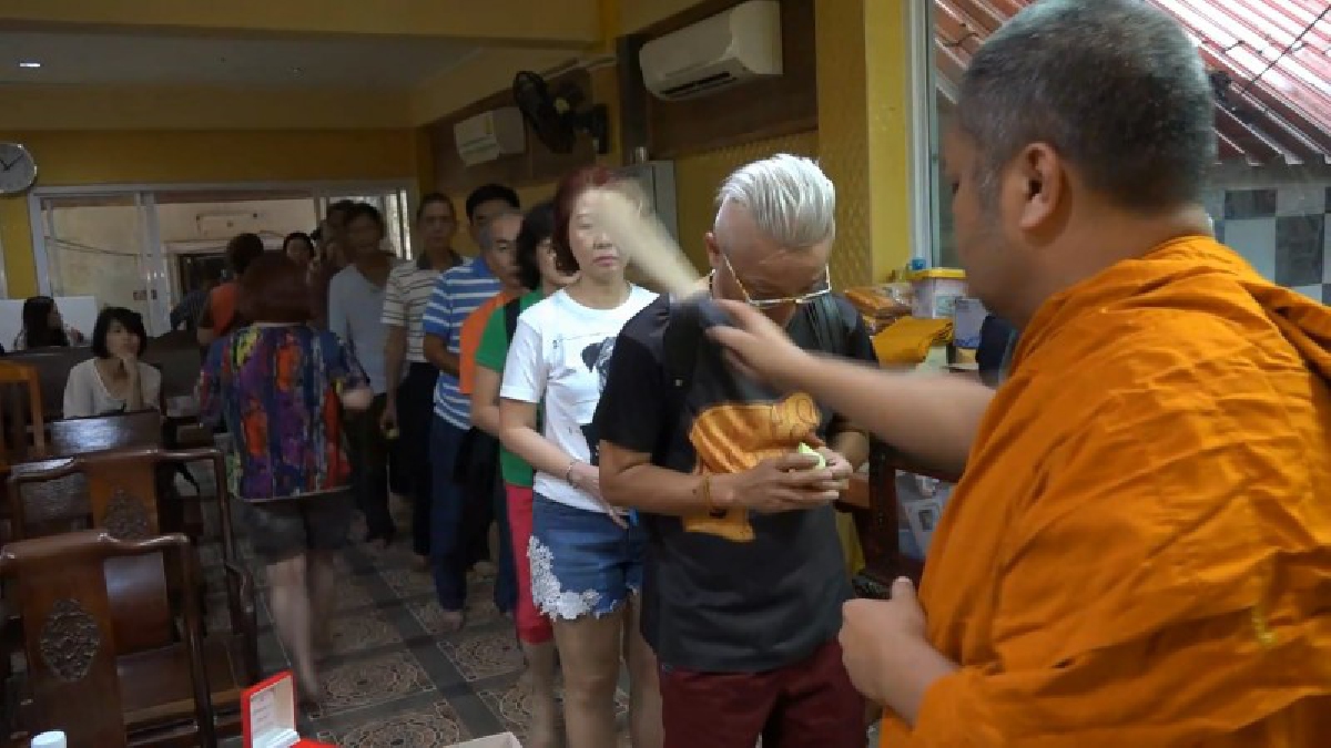 แหวกแนว!! เจ้าอาวาสวัดนาทวี ใช้ไม้หญ้าคาตีที่หัว ไหล่ขวา ไหล่ซ้าย ให้พรที่สื่อความหมายให้ปลอดภัย ภาระลดลง..!?