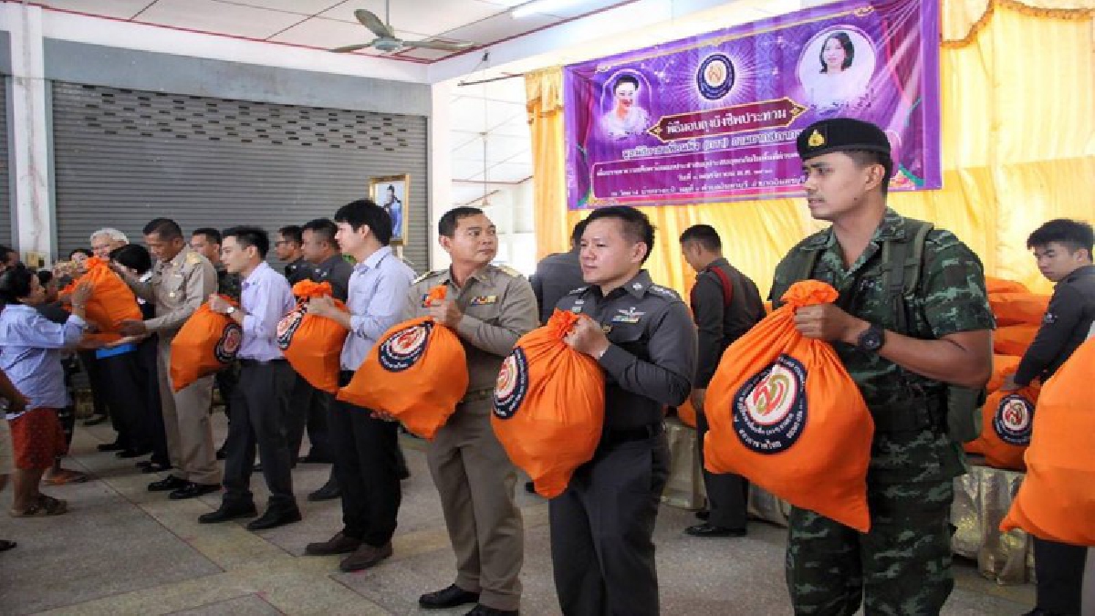 มูลนิธิอาสาเพื่อนพึ่งพา (ภาฯ) ยามยาก สภากาชาดไทยมอบถุงยังชีพพระราชทาน เครื่องอุปโภคบริโภคช่วยเหลือผู้ที่ประอุทกภัยที่อำเภออินทร์บุรี!!
