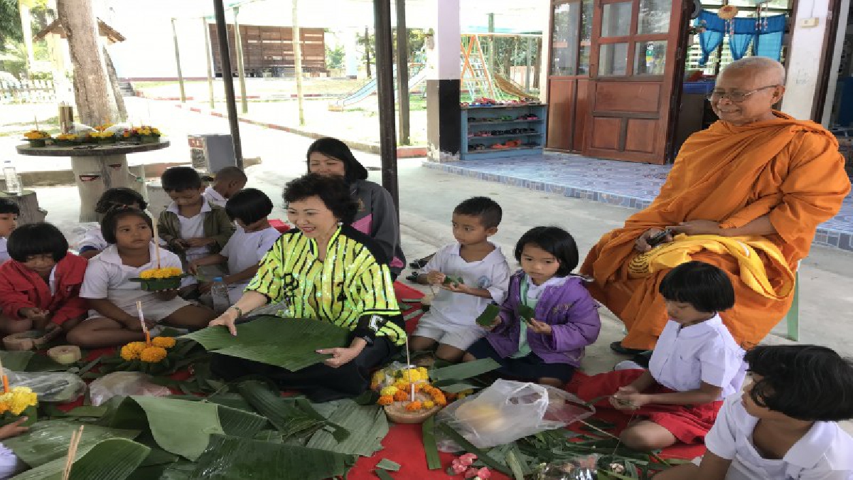 กระทงทำจากใจ!! นักเรียนชายแดนเขมรศรีสะเกษ นำดอกดาวเรืองประดับกระทงใบตอง น้อมรำลึกถึงพระมหากรุณาธิคุณของพ่อหลวง ร. 9