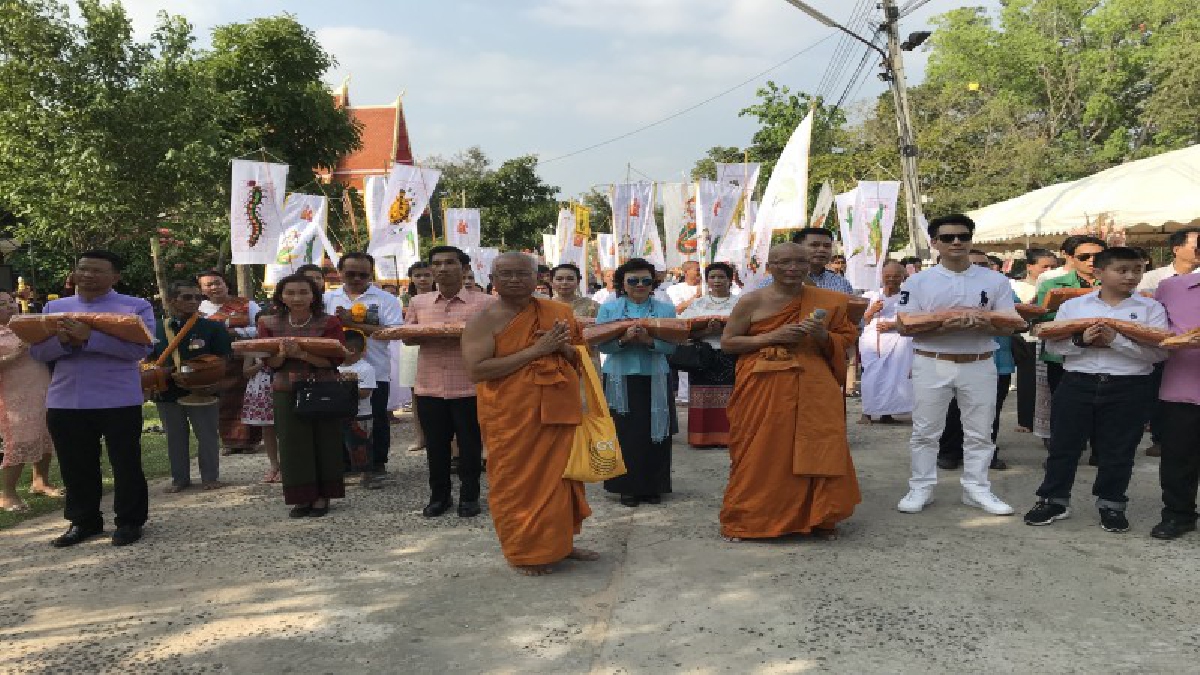 หลวงพ่อพุฒศรีสะเกษนำนายอำเภอ 2 ชาติไทย-เขมรทอดกฐินวันลอยกระทงสร้างวิหารหลวงปู่สรวง (ชมคลิป)
