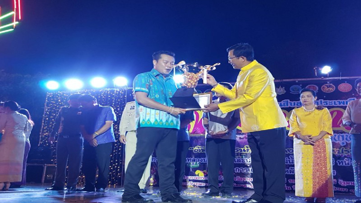 ลอยกระทงวิถีพุทธริมแม่น้ำปราจีนบุรี จัดประกวดกระทงชิงถ้วยรางวัล &ldquo;บิ๊กตู่&rdquo; นายกรัฐมนตรี (ชมคลิป)