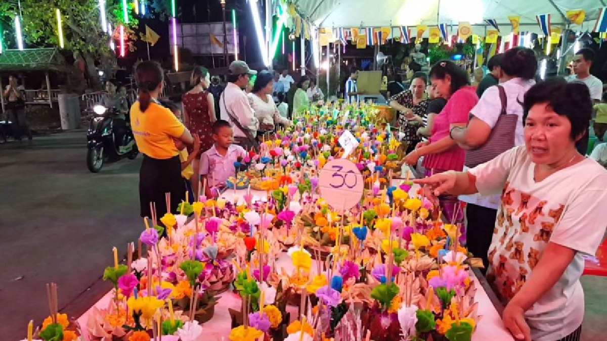 ไอเดียเจ๋ง !! วัดใหม่บางปลากด ประดิษฐ์กระทงโคนไอศกรีมและขนมอบกรอบกว่า 300 ใบ ขายหมดเกลี้ยง เพียง 1 ชั่วโมง (ชมคลิป)