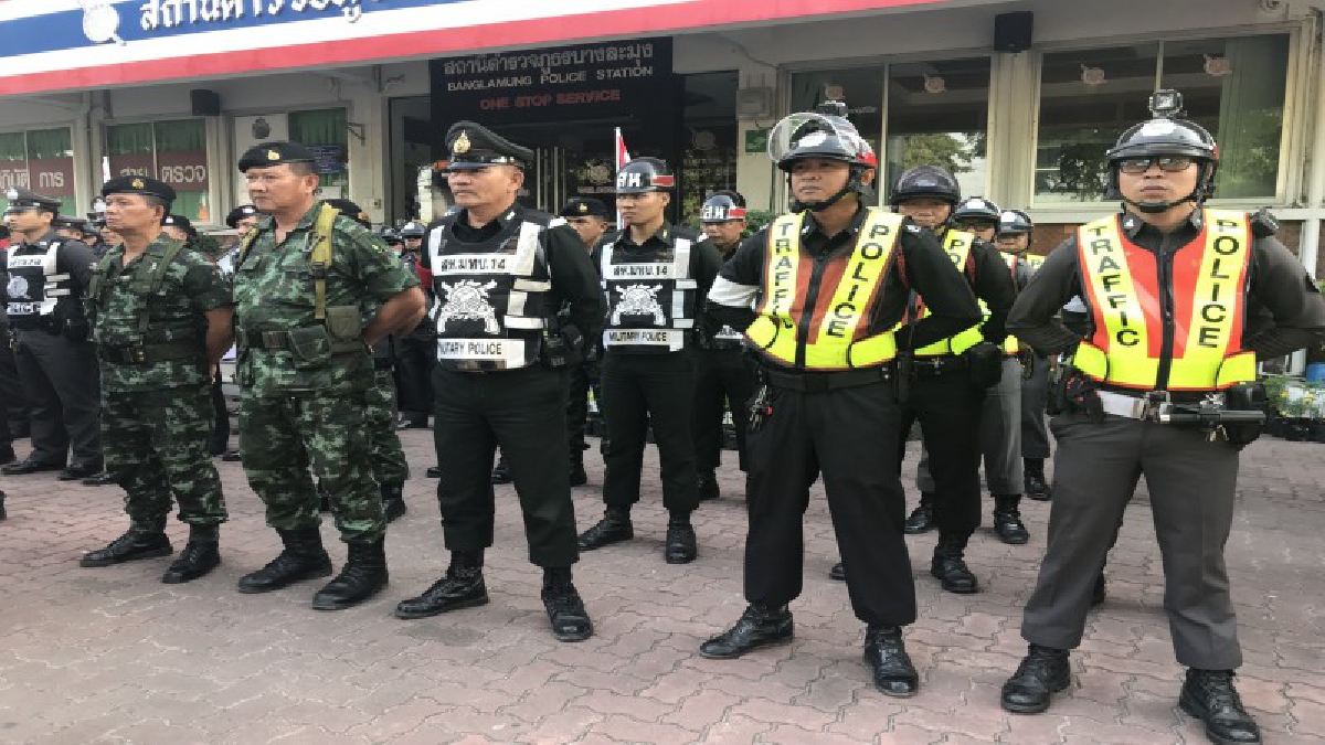 ตำรวจบางละมุง-พัทยา ปล่อยแถวดูแลความสงบเรียบร้อยในงานลอยกระทง (ชมคลิป)
