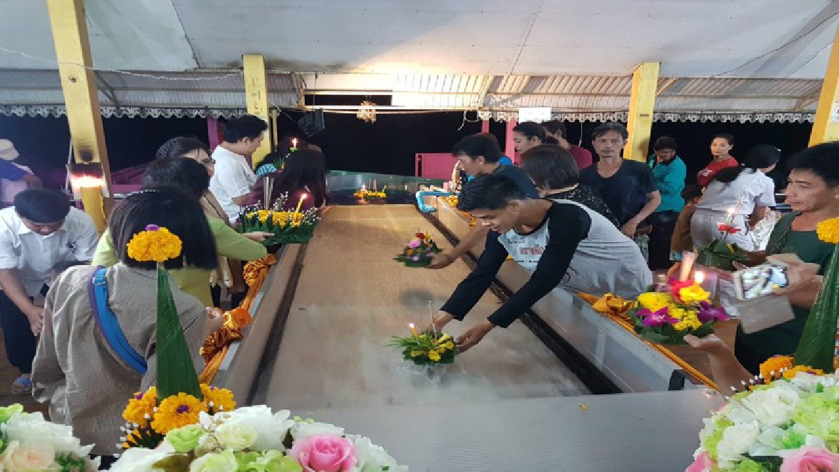 ลอยกระทงอ่างทองคึกคัก คนแห่ลอยกระทงสไลด์เดอร์วัดต้นสนเนืองแน่น