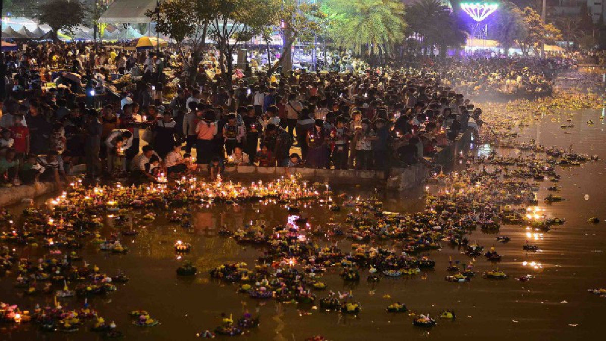 สุดอลังการ !! เทศบาลเมืองระนองจัดงานลอยกระทงสองแผ่นดิน ชาวไทย เมียนมานับพันแห่ร่วมงานคึกคัก