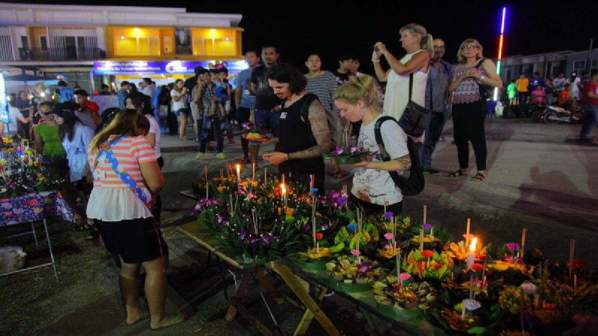 ปชช.และนททท. ย่านเขาหลักกว่า 5,000 คน ร่วมประเพณีลอยกระทง สั่งห้ามกระทงที่ไม่เป็นมิตรกับธรรมชาติ เผย..ห้องพักแน่นกว่า 80% (ชมคลิป)