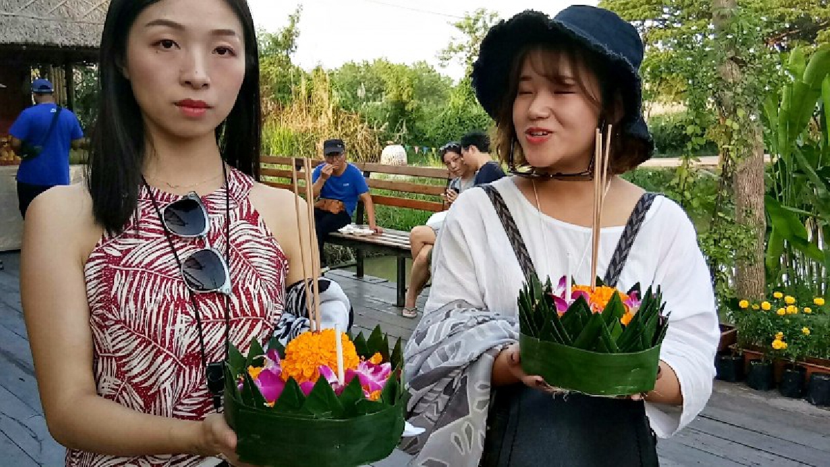 นักท่องเที่ยวจีน แห่ร่วมงานลอยกระทงตลาดน้ำ 4 ภาค พัทยาอย่างเนืองแน่น ต่างประทับใจ..ประเพณีอันดีงามของไทย
