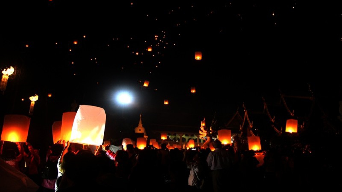 สวยงามอลังการ!! นักท่องเที่ยวกว่า 1,500 คน ร่วมปล่อยโคมลอยยี่เป็ง วัดบ้านเด่น เมืองแกน