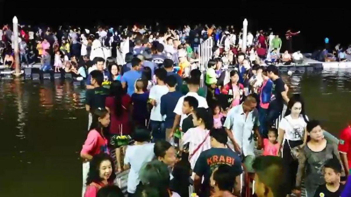 กระบี่ นักท่องเที่ยวแห่ลอยกระทงสุดคึกคัก จนท.จัดกำลังเข้ม ป้องกันอุบัติเหตุทางน้ำ