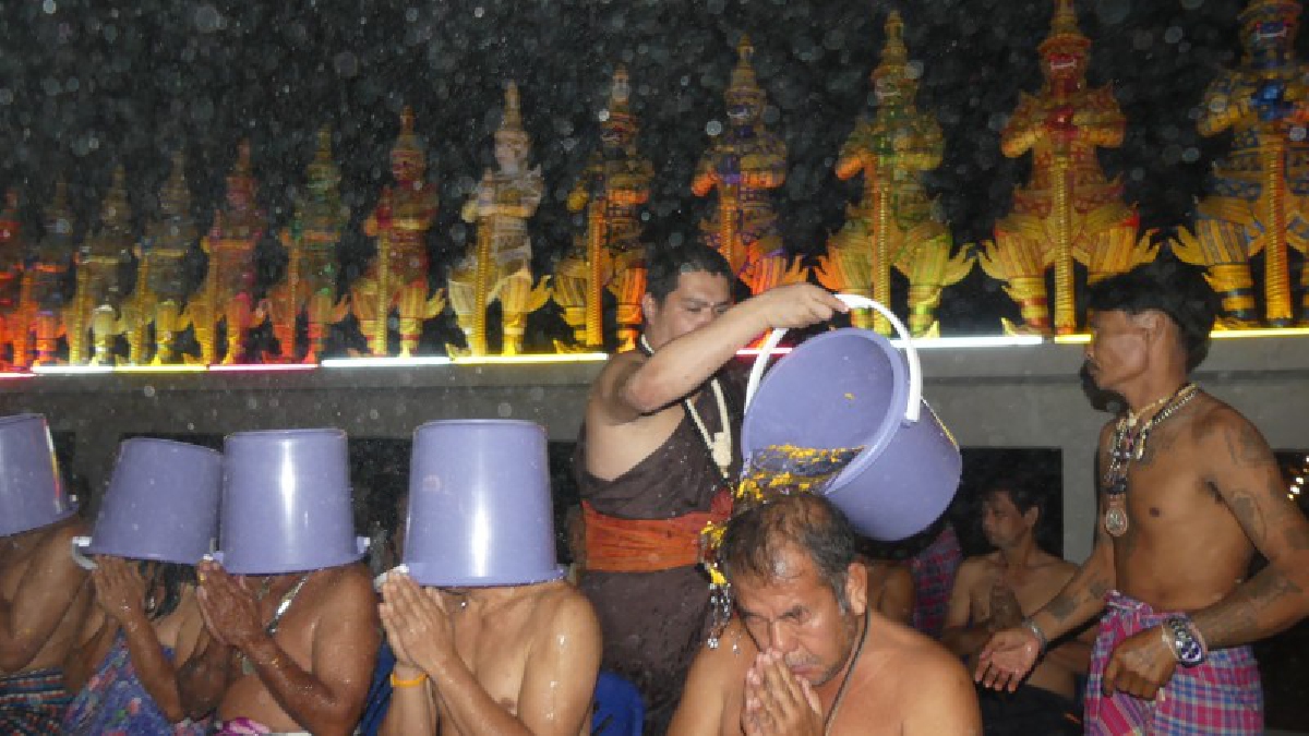 จังหวัดปทุมธานี!. . . . ปชช.ร่วมลอยกระทงพร้อมอาบน้ำมนต์ในคืนวันเพ็ญเบิกบุญหนุนดวงที่อาศรมฤาษีเณร