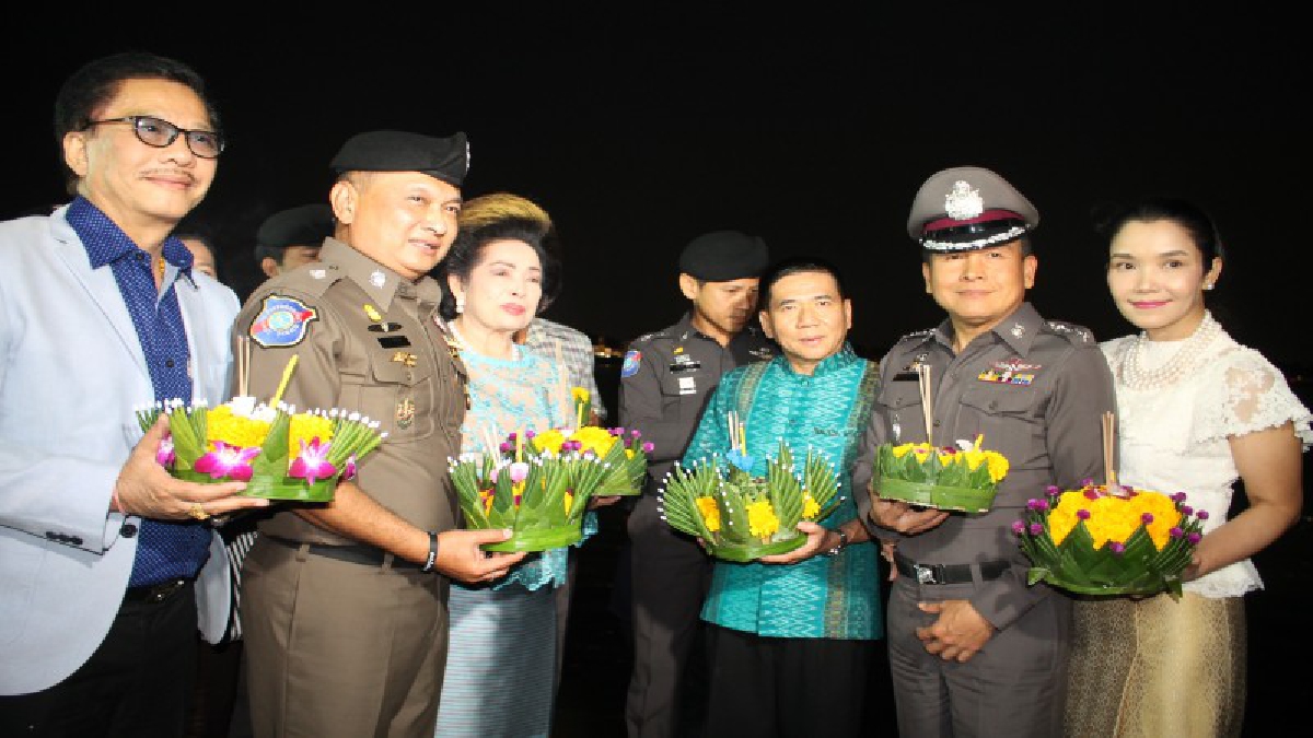 ลอยกระทงกรุงเก่าคึก พ่อเมือง นำลอยกระทง นิมนต์อาจารย์แดง เกจิดัง สวดชัยยะมงคลคาถา ประชาชนร่วมพิธีอาบน้ำเพ็ญ ทุ่งภูเขาทอง แน่น (ชมคลิป)