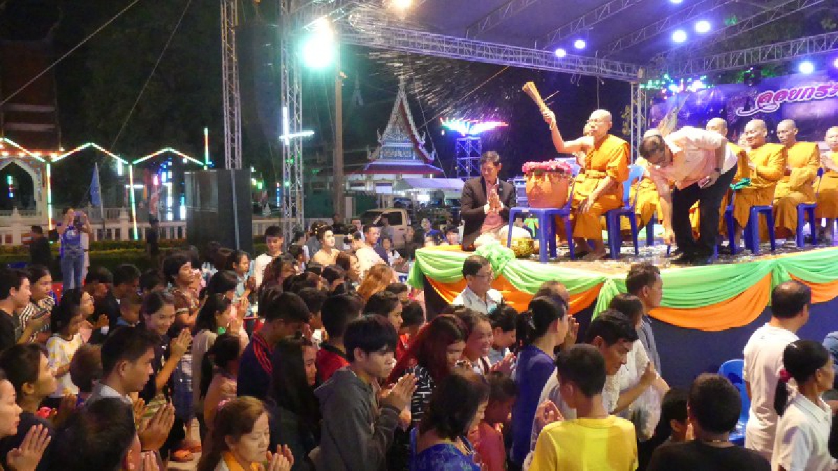 จังหวัดปทุมธานี ทต.ลำลูกการ่วมกันจัดงานลอยกระทง พร้อมให้ประชาชนร่วมอาบน้ำเพ็ญ เพื่อเป็นการขอขมาแม่น้ำคงคา