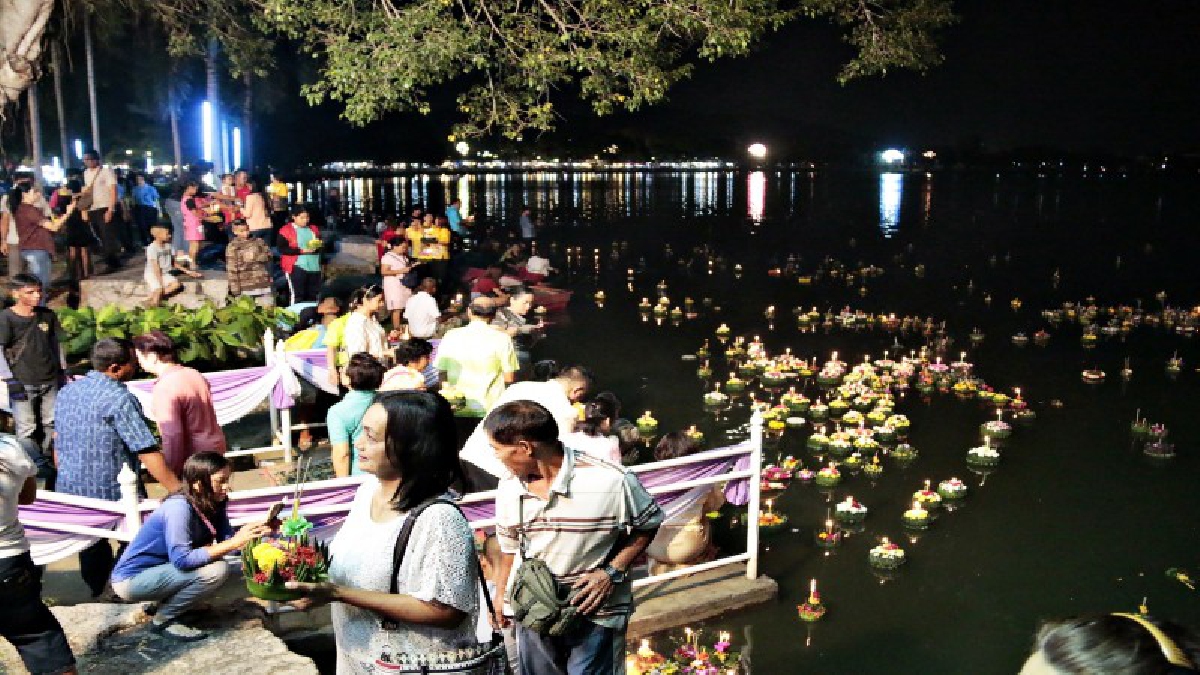 อำเภอสัตหีบ จ.ชลบุรี เปิดงานลอยกระทงประจำปี2560 และ พร้อมใจกันประกอบพิธีบูชากระทง เพื่อให้เกิดความศักดิ์สิทธิ์