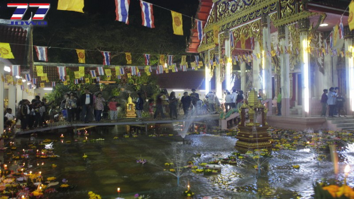 สุดคึกคัก..!! ประชาชนหลายพันคน แห่ลอยกระทงรอบพระอุโบสถ หนึ่งเดียวในปราจีนบุรี (ชมคลิป)