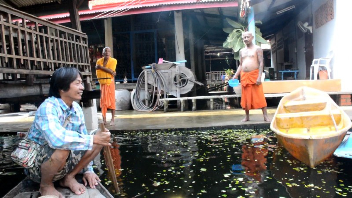 สุดลำบาก#. . . พระ คนป่วย ชาวบ้าน ทนน้ำเน่านอนดมกลิ่นเหม็นหลังน้ำท่วมขัง วอนผู้เกี่ยวข้องช่วยเหลือด่วน!! . . .