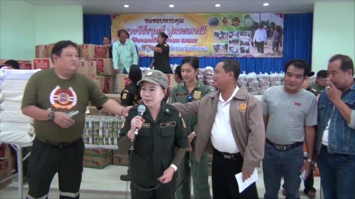 ผู้ว่าฯอ่างทอง ร่วมกับมูลนิธิร่วมกตัญญู มอบเงินและถุงยังชีพให้กับผู้ประสบอุทกภัยในอำเภอตำบลโผงเผง