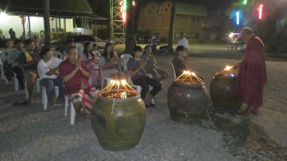 วัดสว่างอารมณ์จัดพิธีอาบน้ำวันเพ็ญ เสริมดวงบารมี ปชช.แห่ร่วมคับคั่ง