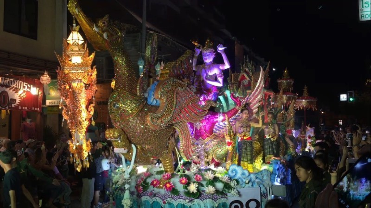 สวยงามสุดๆ!! มหาวิทยาลัยราชภัฎเชียงใหม่ คว้ารางวัลยอดเยี่ยม การประกวดกระทงใหญ่เชียงใหม่ นทท.หลายแสนคนร่วมชมขบวนแห่การประกวดขบวนกระทงใหญ่..!