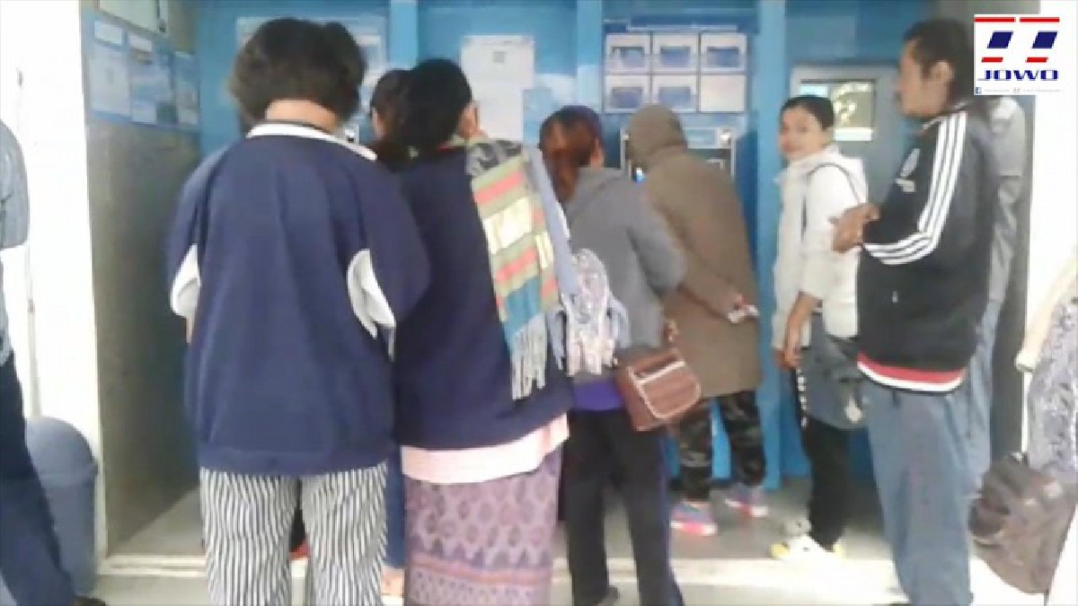 ใครดีใครได้..!! ผู้ค้าสลากรายย่อยที่ จ.สุรินทร์ ลงทุนมานอนเฝ้าหน้าตู้ATM เพื่อรอจองคิวซื้อลอตเตอรี่1 ธ.ค.นี้ ไปขายเก็งกำไร