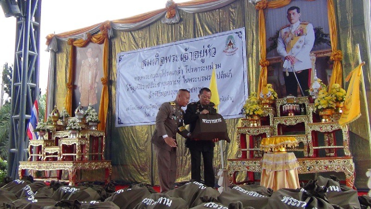 ผู้แทนพระองค์มอบถุงยังชีพพระราชทานแก่ประชาชนที่ประสบภัยน้ำท่วมในอำเภอศรีบุญเรือง และอำเภอโนนสัง จังหวัดหนองบัวลำภู ( มีคลิป )