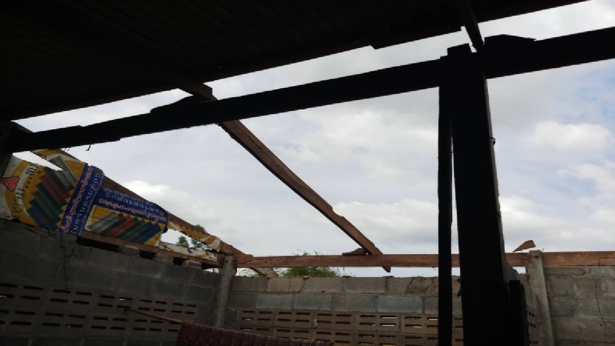 อำนาจเจริญอ่วม !! พายุฝนกรรโชกหนัก ทำหลังคาปลิวว่อน บ้านเรือนประชาชนเสียหายนับ 10 หลัง (ชมคลิป)