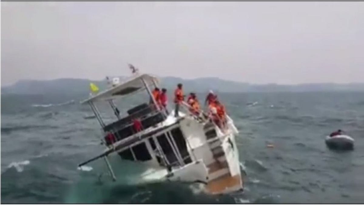 กู้เรือท่องเที่ยวจมทะเลพัทยาพร้อมนำ11 นักท่องเที่ยวไทย-จีนและลูกเรือขึ้นฝั่งอย่างปลอดภัย
