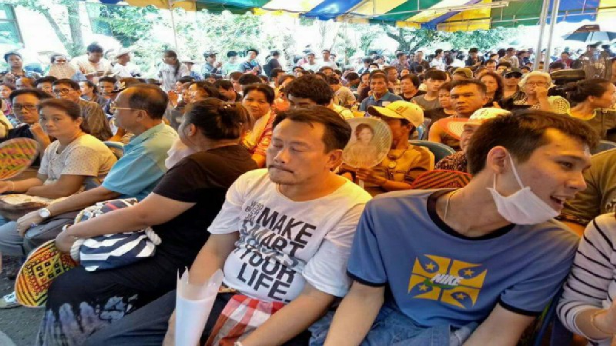 ที่พึ่งสุดท้าย !! ทุกวันหยุดอาทิตย์ต้นเดือน พบผู้ป่วยมะเร็งกว่า 5,000 คนทั่วสารทิศ หลั่งไหลมารับยาสมุนไพรจากหมอเทวดา (ชมคลิป)