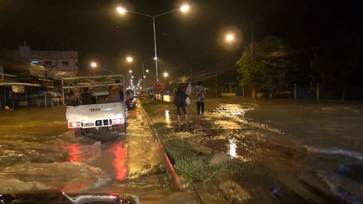 สงขลาฝนตกหนัก น้ำท่วมถนนกาญจนวนิชเส้นทางหาดใหญ่-สงขลาสายเก่า เตือนปชช.เลี่ยงใช้เส้นทางอื่น (คลิป)