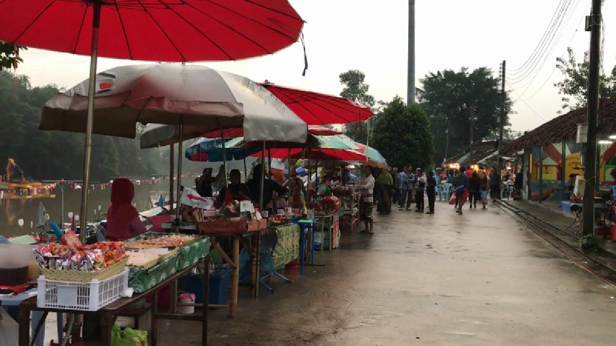 น้ำท่วมท่าน้ำตลาดน้ำคลองแห พ่อค้าแม้ค้าต้องย้ายของจากเรือขึ้นไปขายบนฝั่ง บรรยากาศเงียบเหงา (คลิป)