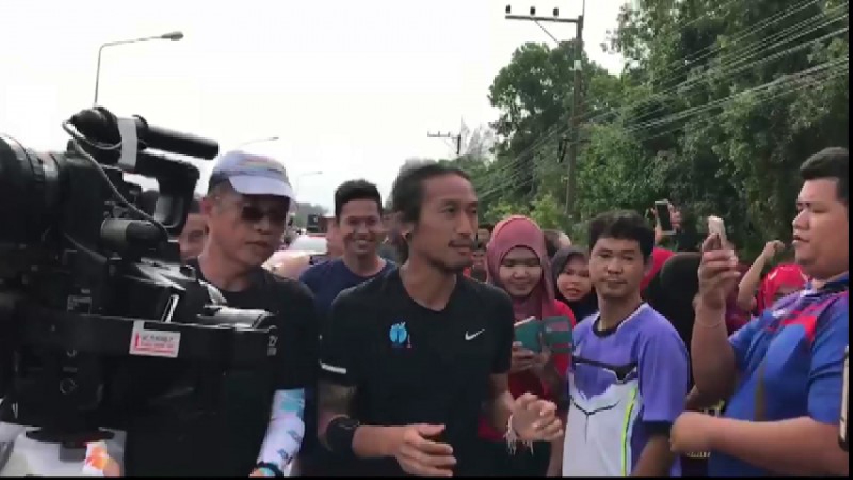 ต้อนรับกันหนาแน่น!! ภาพบรรยากาศประชาชนต้อนรับ "ตูน บอดี้สแลม" ยอดบริจาคพุ่งถึงกว่า 86 ล้านบาทแล้วตอนนี้