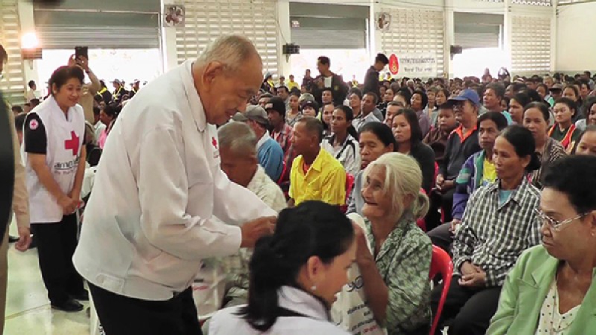 พิจิตร..!! สมเด็จพระนางเจ้าฯ พระบรมราชินีนาถ ในรัชกาลที่ 9 พระราชทานชุดธารน้ำใจ และสิ่งของ 1000 ชุดช่วยเหลือชาวบ้านลุ่มแม่น้ำยม