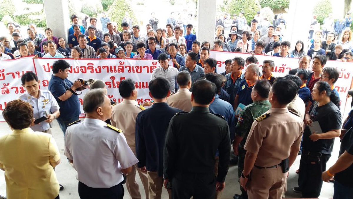สุพรรณบุรี!! เกษตรกรผู้เลี้ยงกุ้งถูกน้ำท่วม บุกศาลากลางขอความเป็นธรรม กรณีไม่ได้รับช่วยเหลือ..!?