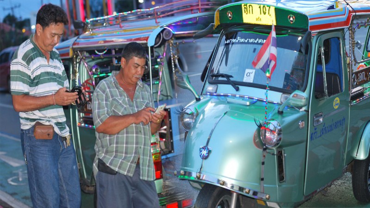 อเมซิ่งเมืองตรัง!! ลุงวัย60 ลงทุนนำรถสามล้อหัวกบ มาแต่งสัญลักษณ์ของจังหวัด ทั้งแสงสีเสียงจัดเต็ม โดยเฉพาะระบบเครื่องเสียง บลูทูธ และไวไฟ..!?