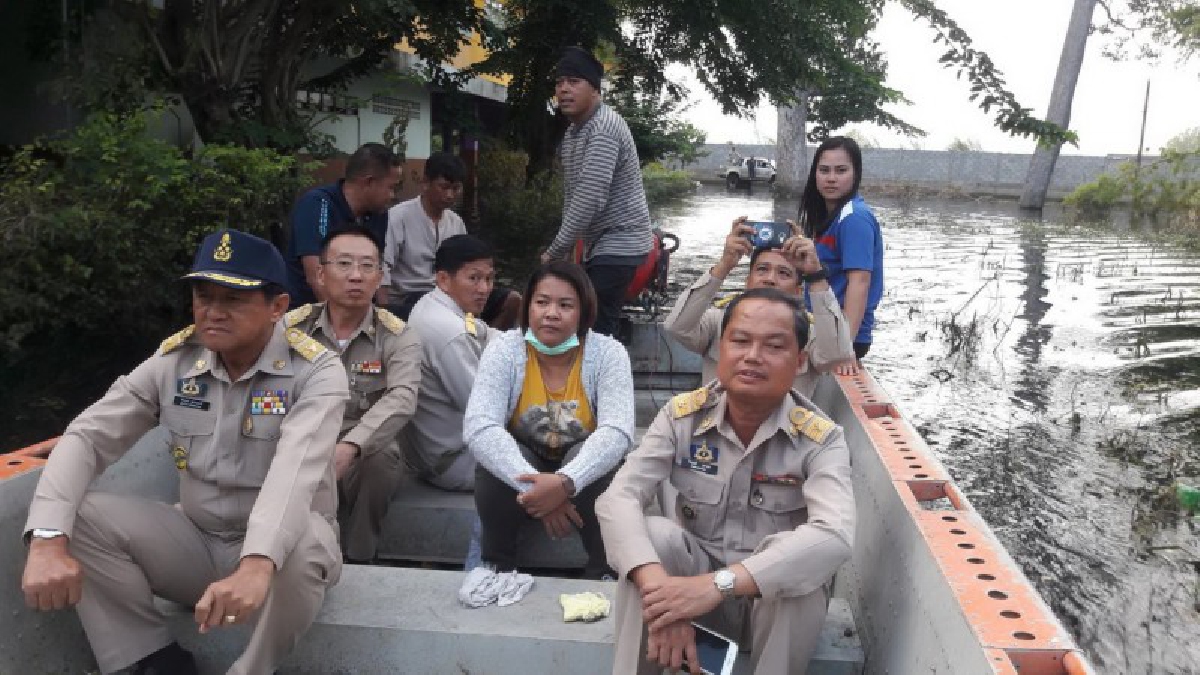 อ่างทอง..!! เทศบาลป่าโมก เจาะพนังดินกั้นน้ำ ระบายลงเจ้าพระยา หลังน้ำลุ่มเจ้าพระยาลดระดับลงอย่างต่อเนื่อง (มีคลิป)
