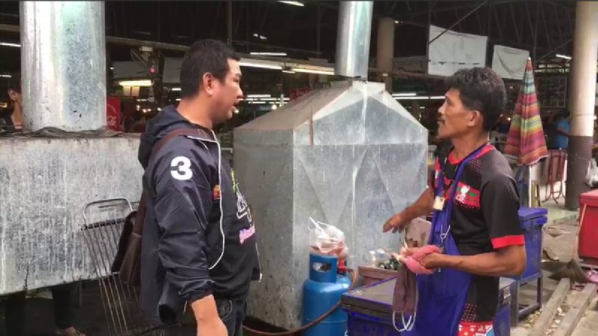 ขโมยชุมยิ่งกว่ายุง !! พ่อค้าปลาทอดตลาดดังศรีราชา สุดเซ็ง เจอโจรลักถังแก๊สเครื่องมือทำมาหากิน (ชมคลิป)