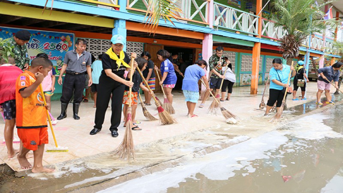 รองผู้ว่าฯหญิงเมืองชาละวันนำทีมจิตอาสารวมพลังบิ๊กคลีนนิ่งเดย์ หลังลุ่มน้ำยมน้ำเริ่มลดช่วยโรงเรียนเร่งเปิดสอน