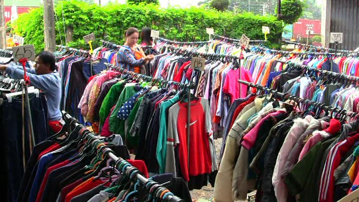 โคราช !! เสื้อกันหนาวขายดี สาธารณสุขเตือนระวังโรคมากับเสื้อผ้ามือสอง แนะให้ซักและต้มในน้ำเดือดก่อนใช้