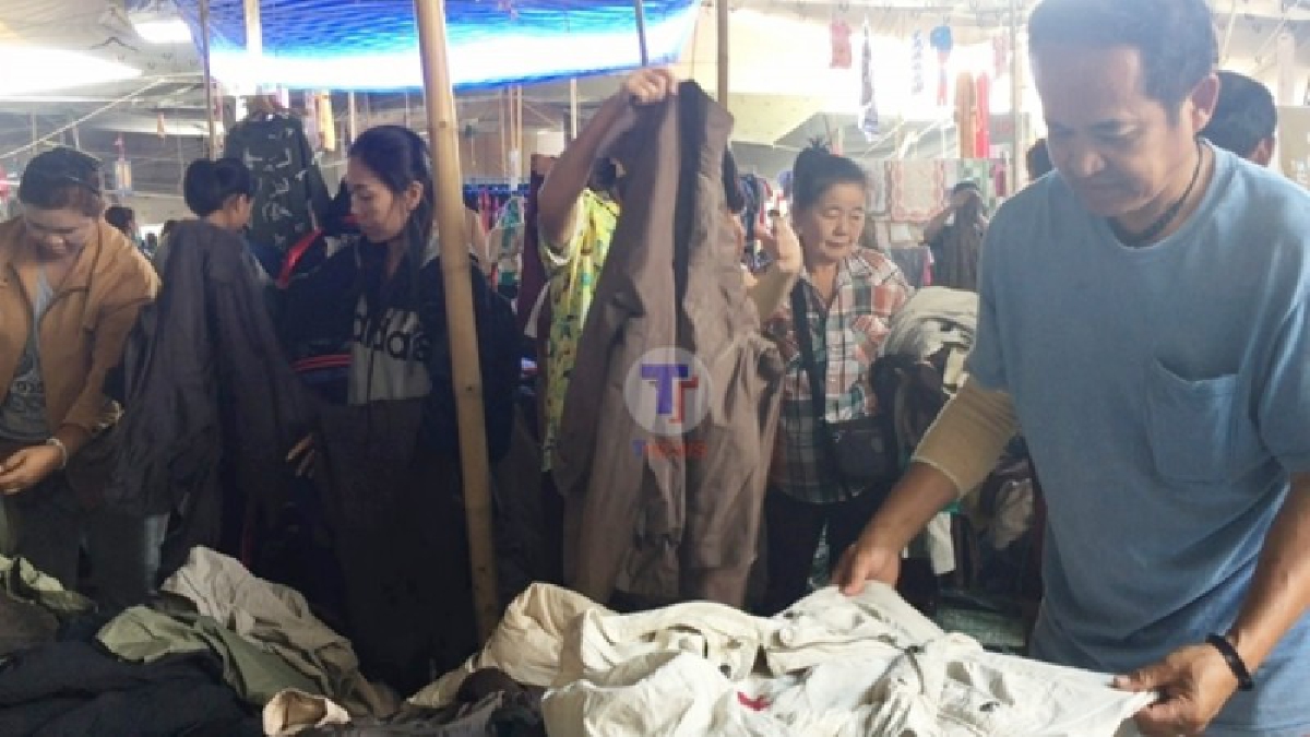 ช่วงนาทีทอง !! ปชช.ทั่วประเทศแห่ซื้อเสื้อกันหนาวมือสองแน่นตลาดนัดระยอง พ่อค้าแม่ขายงัดสต็อกมาให้เลือกกันเต็มที่ (ชมคลิป)