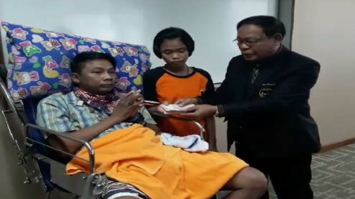 ธารน้ำใจหลั่งไหล !! สุดซึ้ง..ผู้ใจบุญระดมเงินช่วยเด็กหญิงยอดกตัญญ ดูแลพ่อพิการเพียงลำพัง (ชมคลิป)
