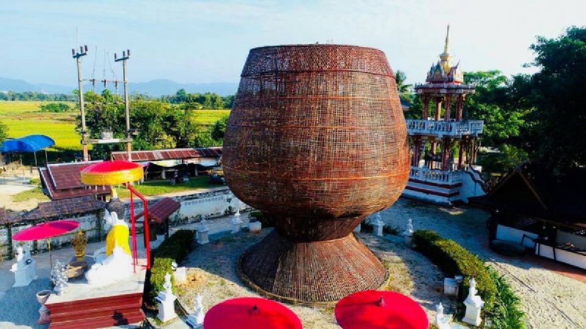 ใหญ่ที่สุดในโลก !! ฮือฮา บาตรไม้ไผ่สูงกว่า 9 เมตร เผยชัดๆ..ทำไมต้องสร้างใหญ่ขนาดนี้ ..? (ชมคลิปมุมสูง)