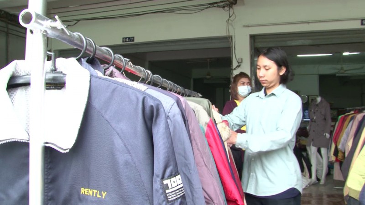 หนาวนี้ต้องมี!! เสื้อกันหนาวมือสองขายดี ต่างจากปีที่ผ่านมา ผู้จำหน่ายยังฝากเตือนระวังโรคมากับเสื้อผ้ามือสอง แนะให้ซักและต้มในน้ำเดือดก่อน