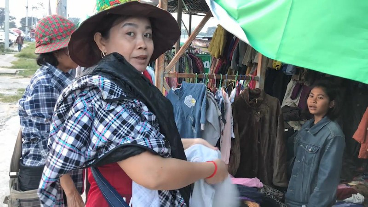 ตลาดเสื้อผ้ากันหนาวชายแดนคึกคัก รับอานิสงส์อากาศเย็นลง พ่อค้าแม่ค้าชาวกัมพูชาตลาดช่องจอมสุรินทร์แห่สต๊อกยาวถึงปีหน้า
