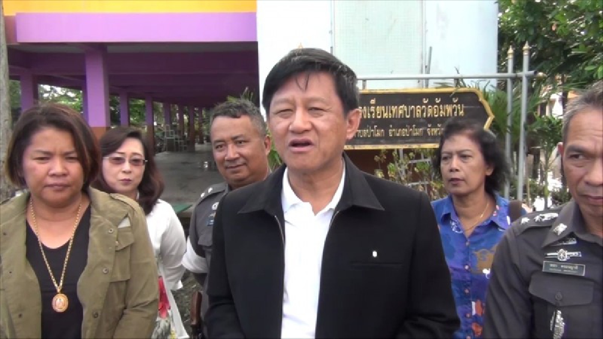 ผู้ว่านำจิตอาสาทำความสะอาดโรงเรียนวัดอัมพวันหลังระดับน้ำลดลงเพื่อเตรียมเปิดการเรียนการสอน พร้อมเตรียมตั้งเครื่องสูบน้ำเร่งระบายน้ำที่ท่วม