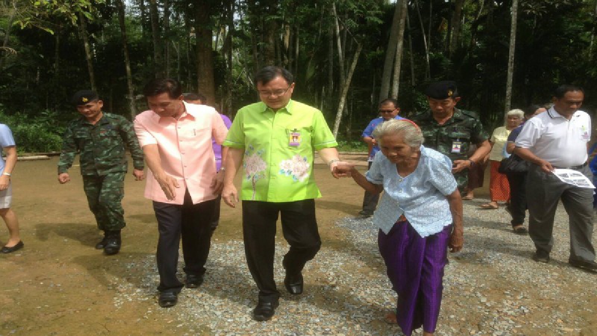 เหมือนมีชีวิตที่ดีอีกครั้ง..!! มอบบ้านใหม่ ให้ผู้ประสบไฟไหม้ หลังบ้านของนางเพ็ง ทำให้บ้านได้รับความเสียหายหมดทั้งหลัง และลูกชายเสียชีวิต..!?
