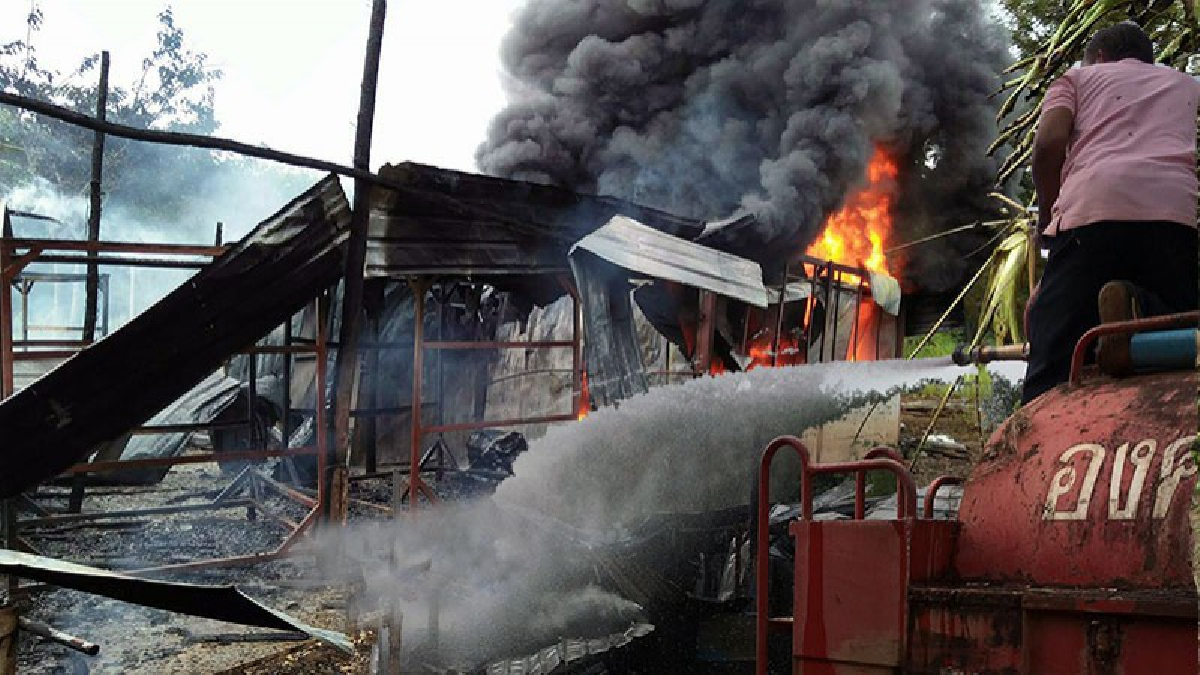 แทบช็อก!! วิสาหกิจชุมชนบึงกาฬ ไฟไหม้โรงเก็บยางแผ่นกว่า 20 ตันวอด ค่าเสียหาย 3 ล้านบาท