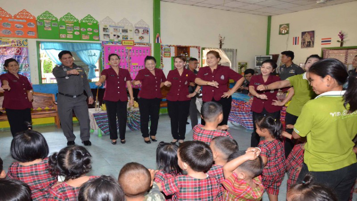 ตำรวจภูธรจังหวัดกาฬสินธุ์ นำข้าราชการตำรวจในสังกัด และชมแม่บ้านตำรวจร่วมกันจัดกิจกรรม เพื่อประโยชน์ต่อสังคม โดยการสอนเด็กออกกำลังกาย..!!