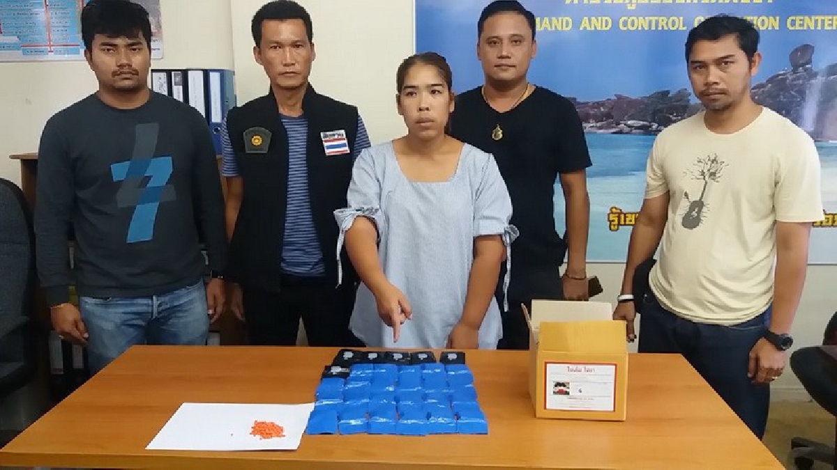 ตร.รวบแม่ค้าผลไม้กลางขนส่งพังงา  รับ-ส่งยาบ้า อำพรางในกล่องไข่เค็ม ขยายผลจับเพิ่ม พบยาซุกโคนปาล์มเพียบ (ชมคลิป)