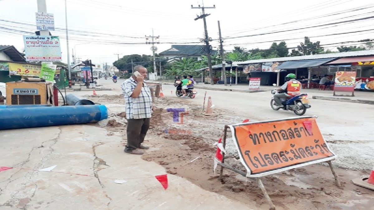 ทำพัง..มารับผิดชอบเลย!? นายกเทศมนตรีตำบลน้ำคอก จี้ผู้รับเหมาเร่งฝังกลบท่อส่งน้ำประปาริมถนนในพื้นที่ หวั่นกระทบชาวบ้านใช้รถใช้ถนน..!!