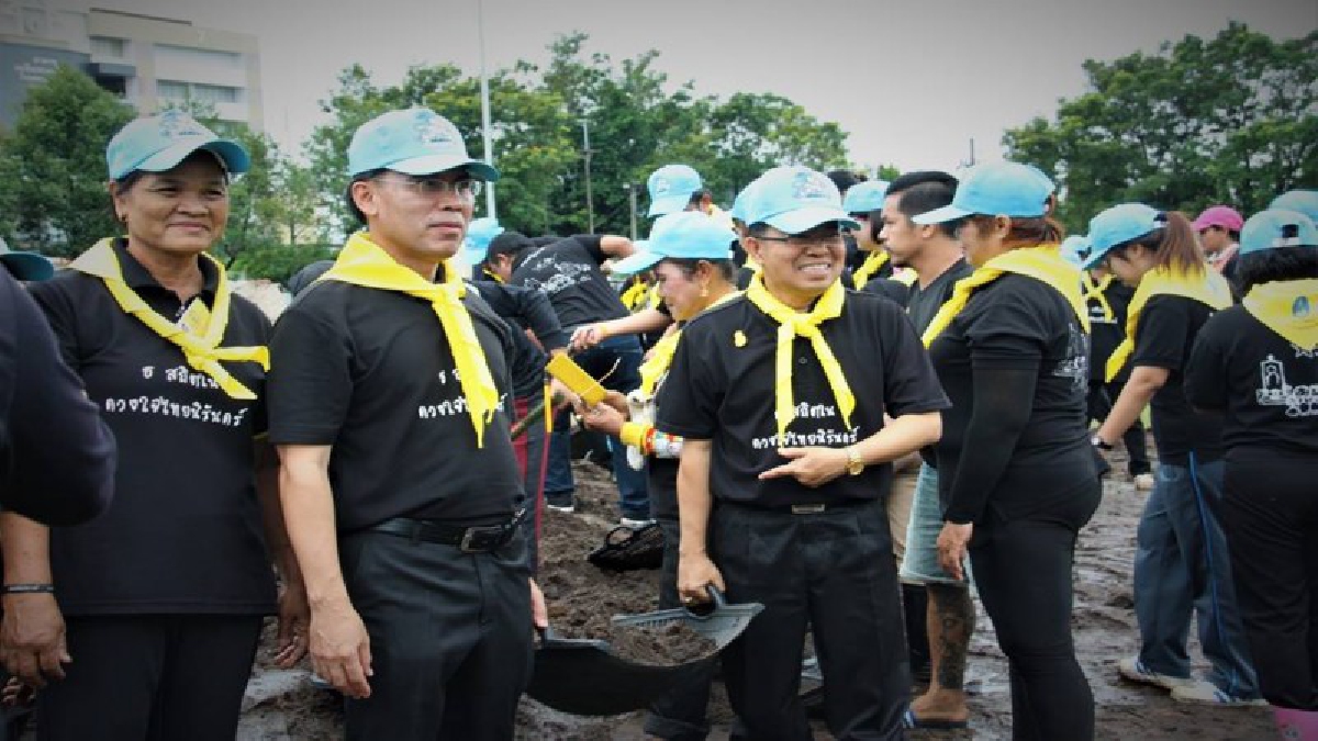 ผู้ว่าฯหิ้วบุ้งกี๋ นำจิตอาสาปรับพื้นที่รอบพระเมรุมาศจำลอง หลังเกิดฝนตกน้ำขัง เนื่องจากยังมีประชาชนแวะเวียนมาเก็บภาพอย่างต่อเนื่อง
